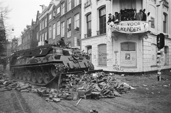Politie_en_leger_met_pantserwagens_en_tanks_ruimen_barricaden_op_in_Vondelbuurt,,_Bestanddeelnr_930-7010